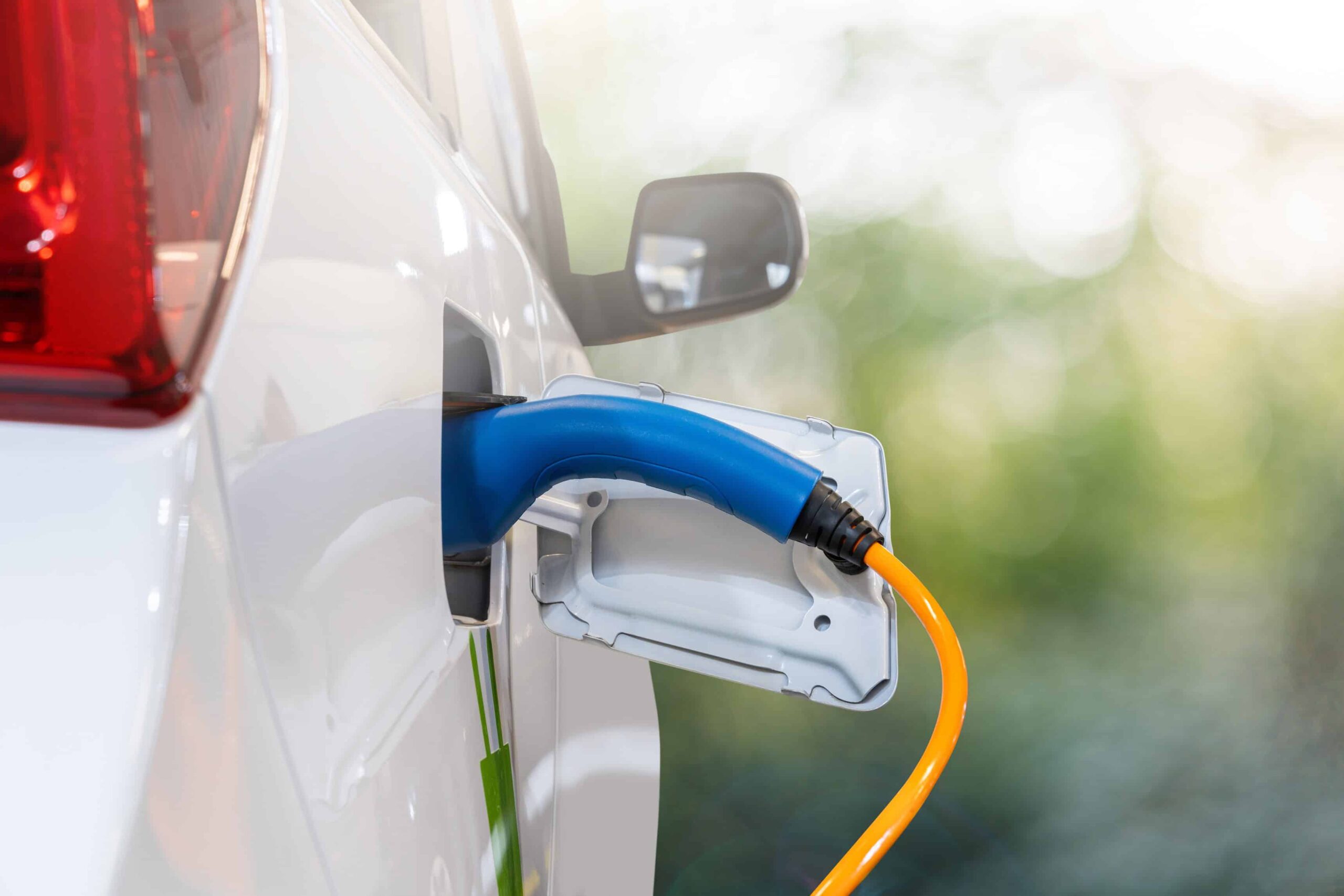 Benziner vs. E-Auto: Lohnt sich ein Verbrenner überhaupt noch