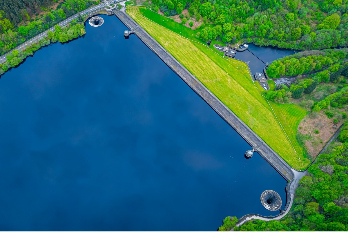 Stauseen auf unterschiedlichen Höhen eines Pumpspeicherkraftwerks.