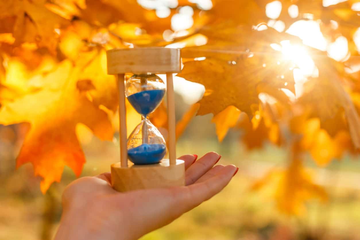 Sanduhr vor Herbstblätter